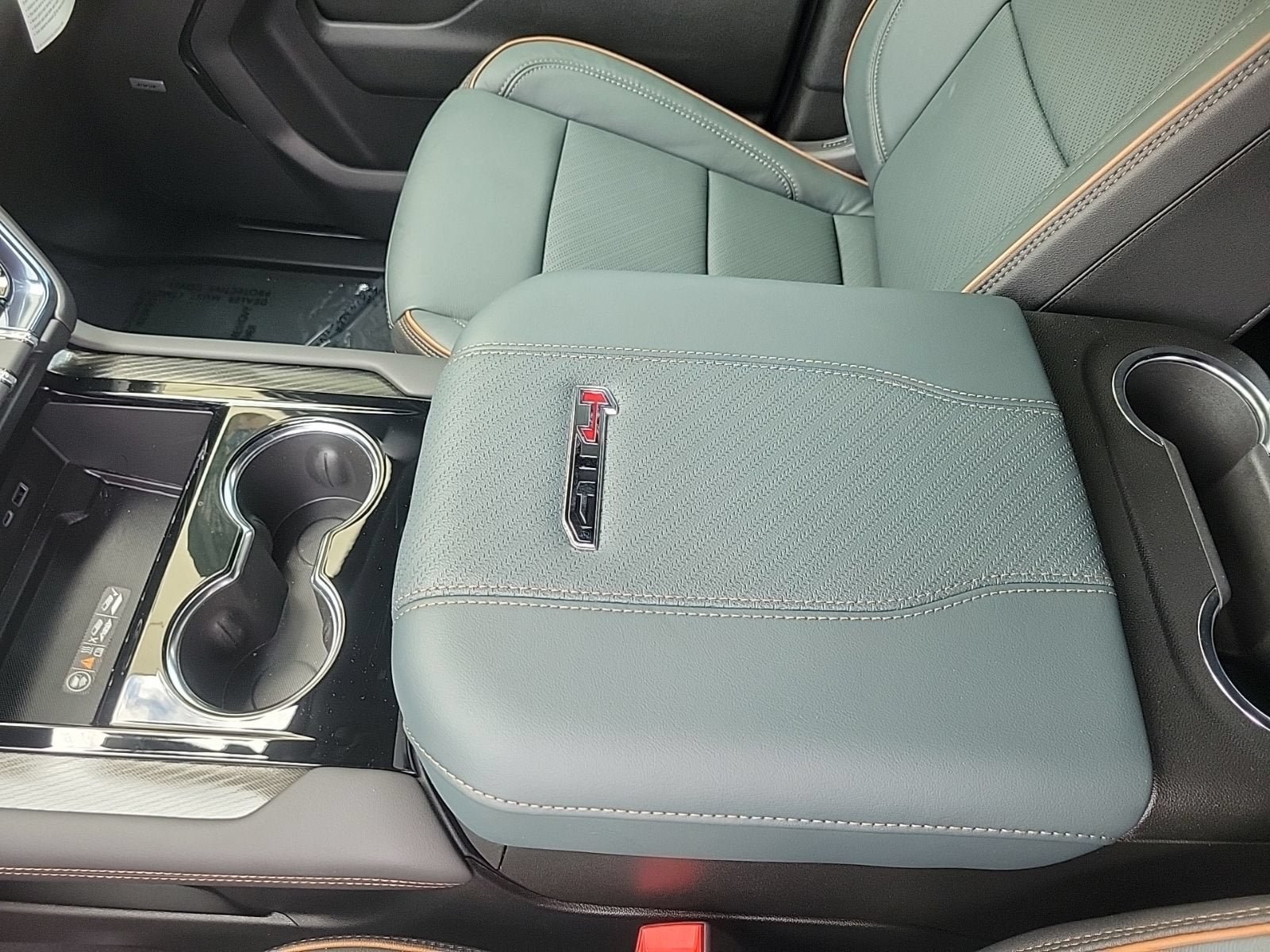 New 2026 GMC Yukon XL AT4 w/ AT4 Premium Plus Package AWD/4WD image 21