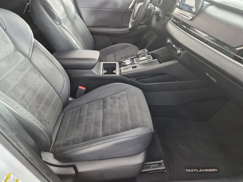 Used 2023 Mitsubishi Outlander SE FWD image 32