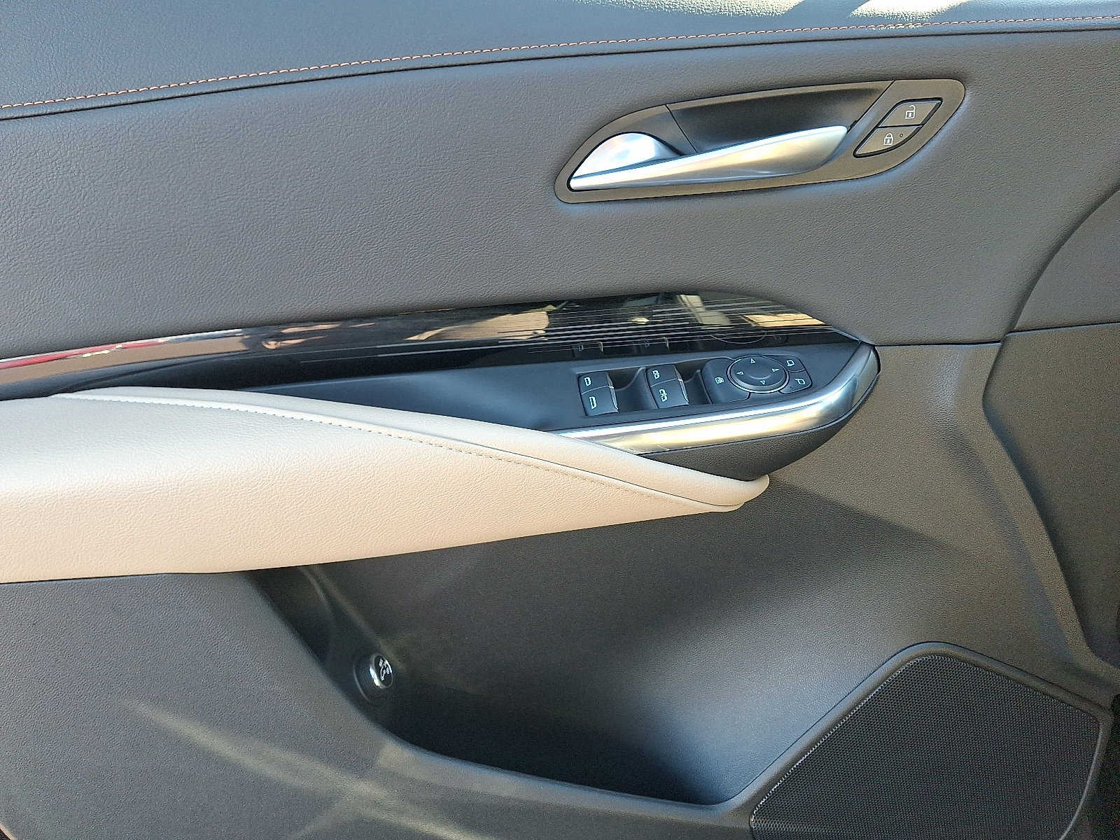 Used 2024 Cadillac XT4 Luxury w/ Cold Weather Package image 13