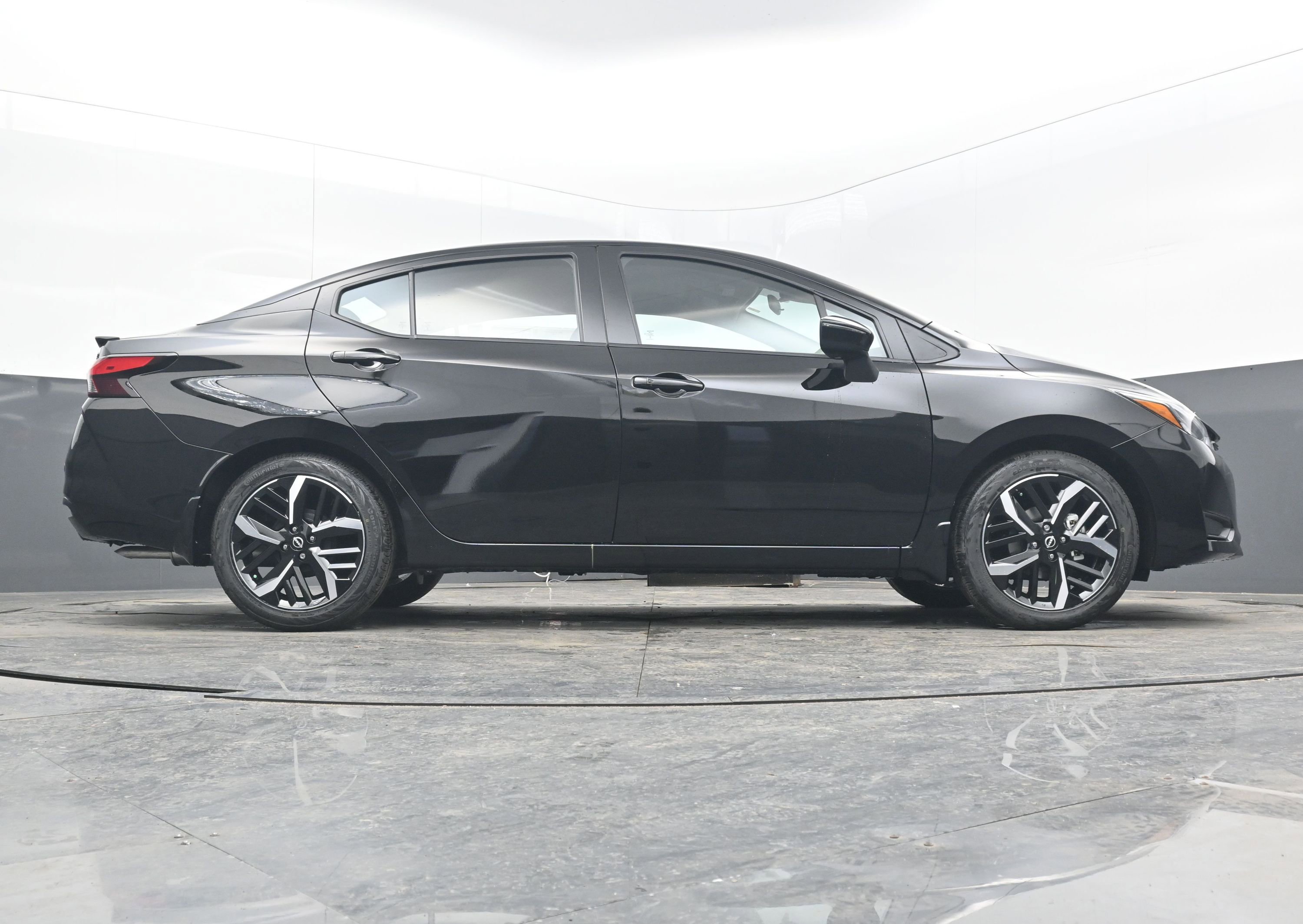 New 2025 Nissan Versa SR image 29