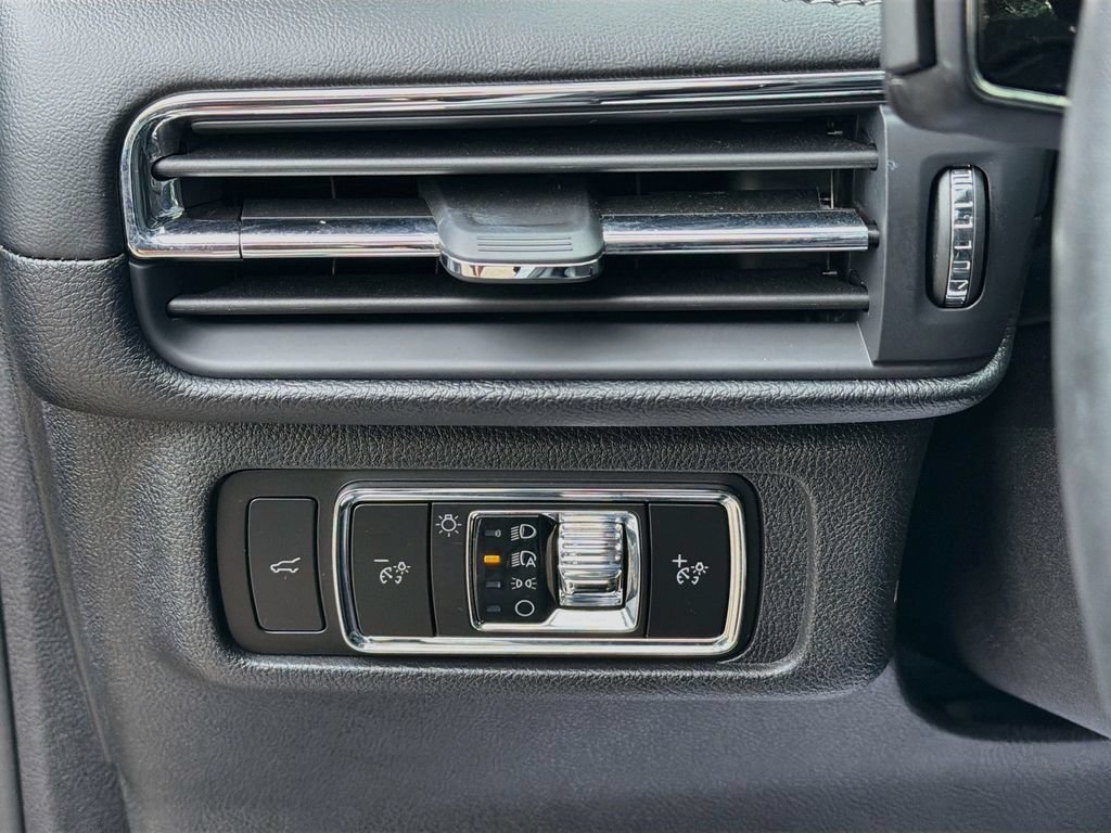 Used 2025 Lincoln Corsair AWD w/ Equipment Group 101A image 10