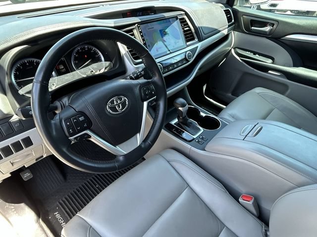 Used 2018 Toyota Highlander XLE w/ Carpet Mat Package (TMS) FWD image 17