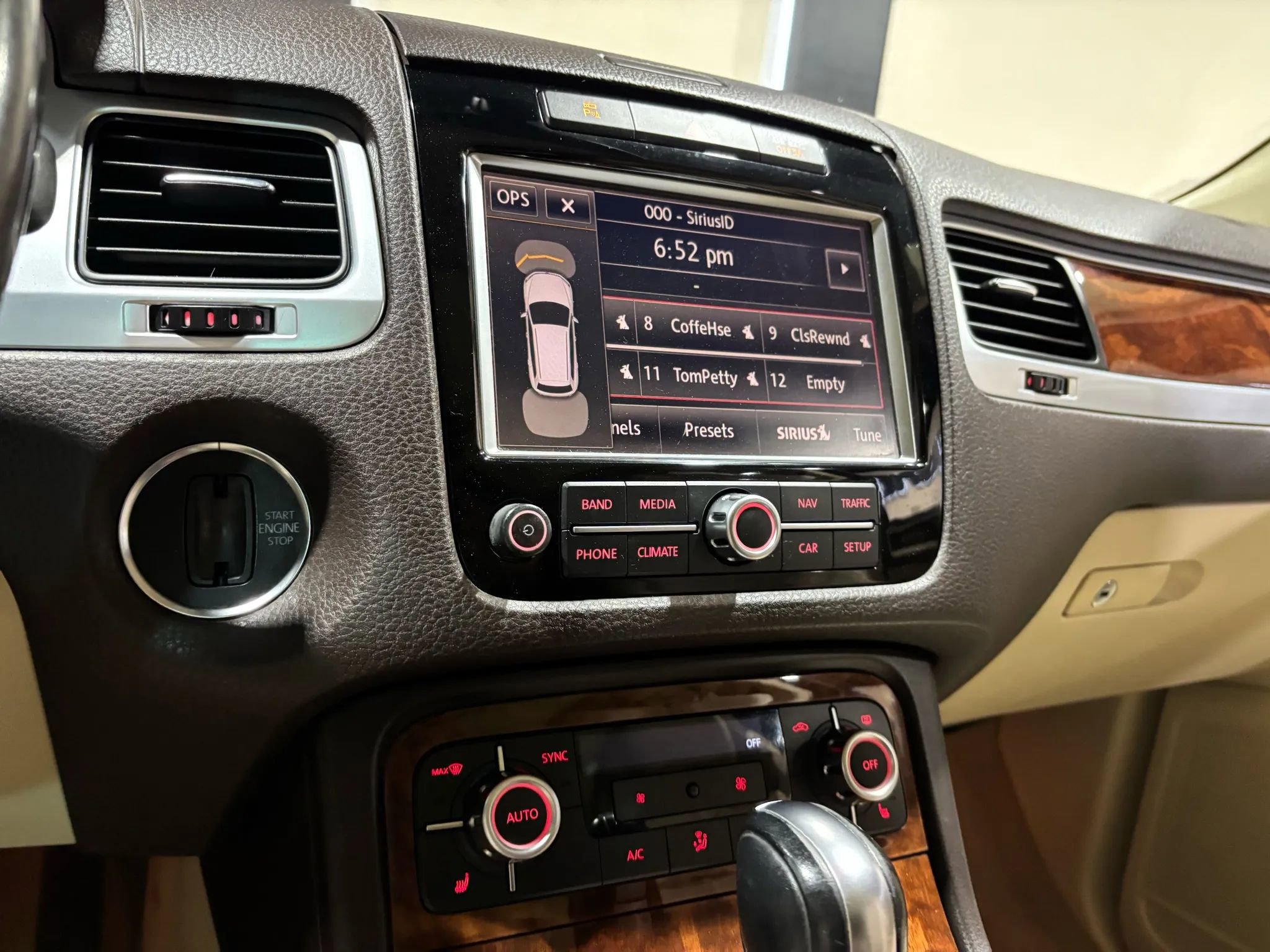 Used 2011 Volkswagen Touareg Executive image 20