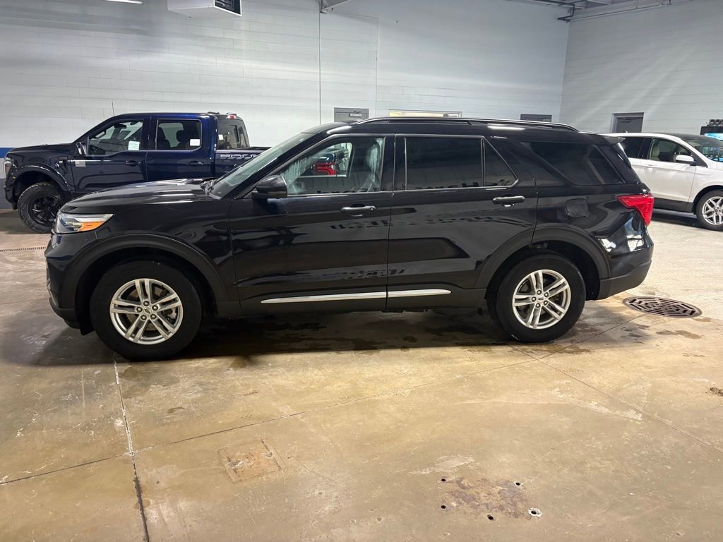 Used 2023 Ford Explorer XLT w/ Equipment Group 202A image 3