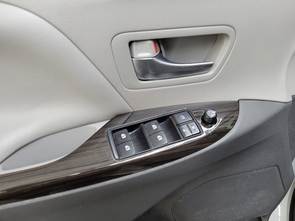 Used 2017 Toyota Sienna XLE w/ XLE Navigation Package AWD/4WD image 27