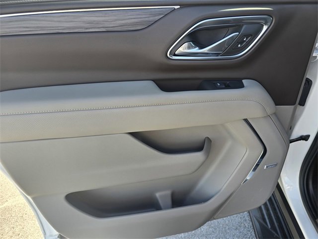 Used 2024 GMC Yukon XL SLT w/ SLT Luxury Package image 14