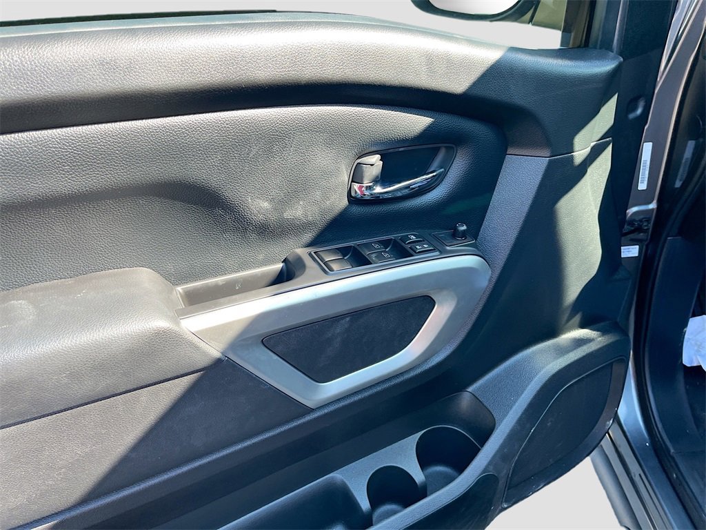 Used 2021 Nissan Titan SV w/ SV Convenience Package image 17
