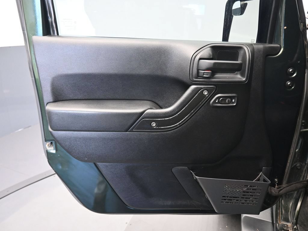 Used 2012 Jeep Wrangler Unlimited Sahara AWD/4WD image 9