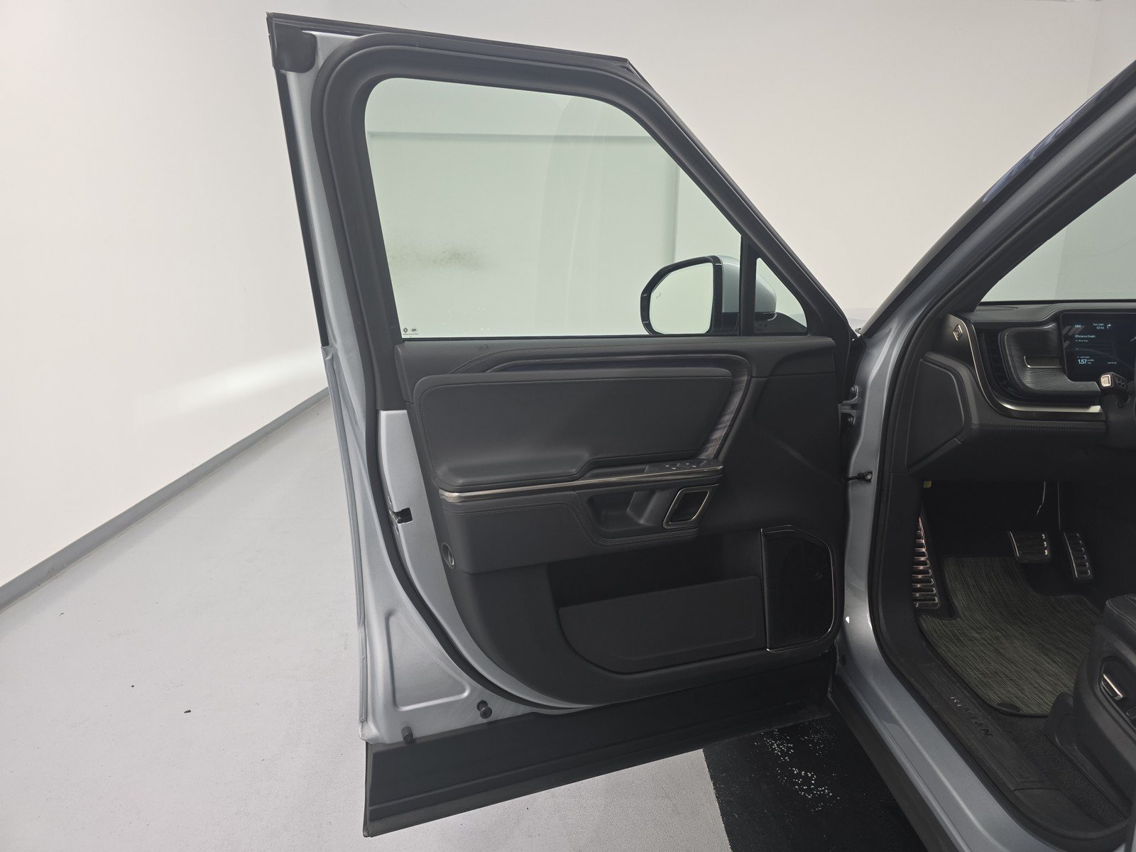 Used 2023 Rivian R1T Adventure AWD/4WD image 16