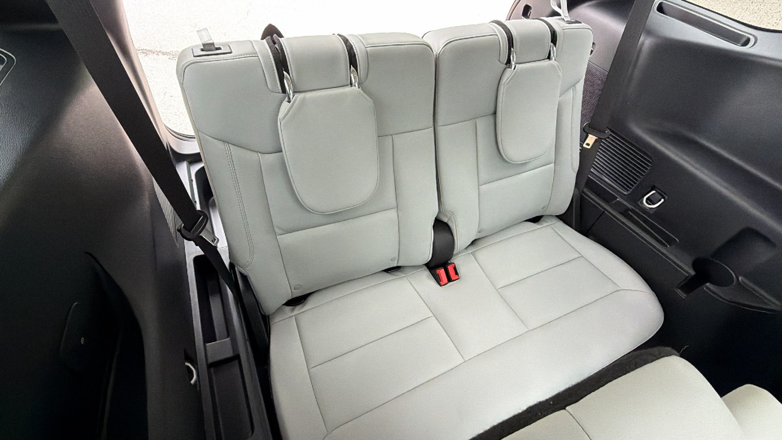 Used 2025 Ford Explorer Platinum w/ Ultimate Package AWD/4WD image 23