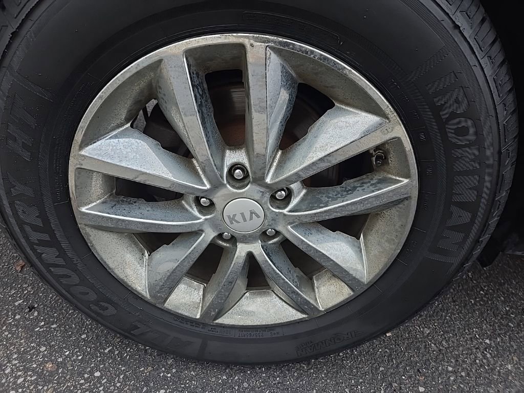 Used 2017 Kia Sorento LX image 38