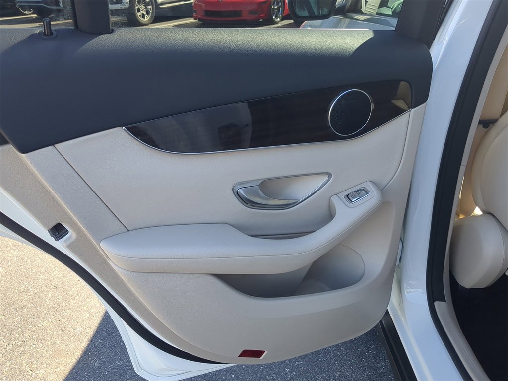 Used 2022 Mercedes-Benz GLC 300 image 9