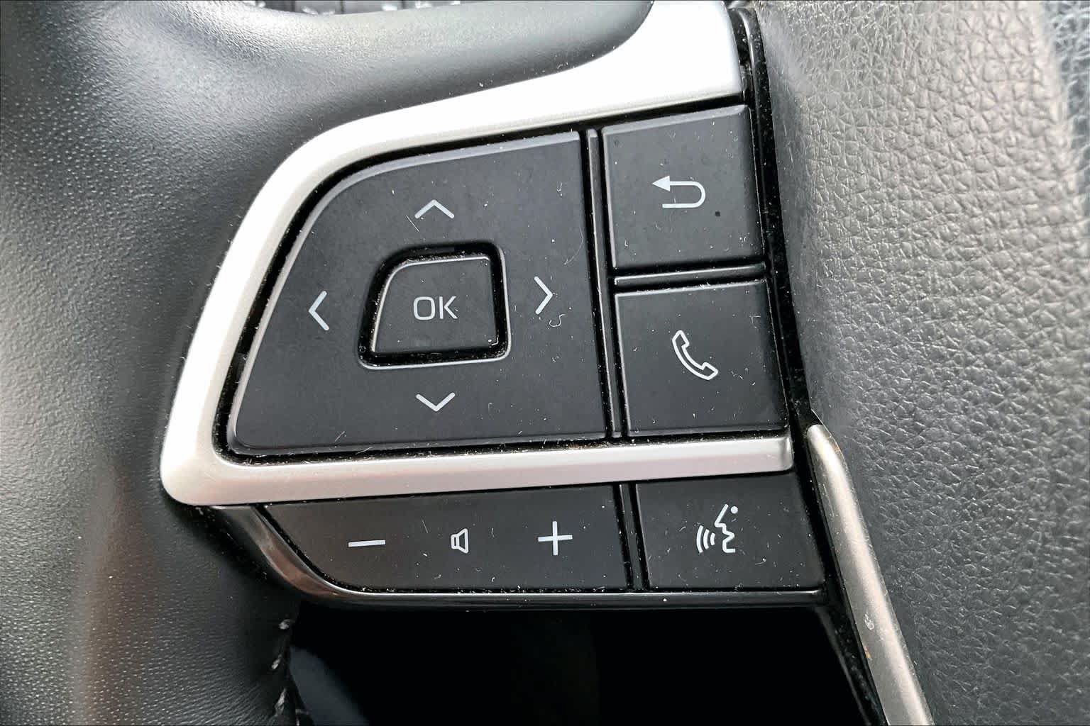 Used 2023 Toyota Highlander Platinum FWD image 22