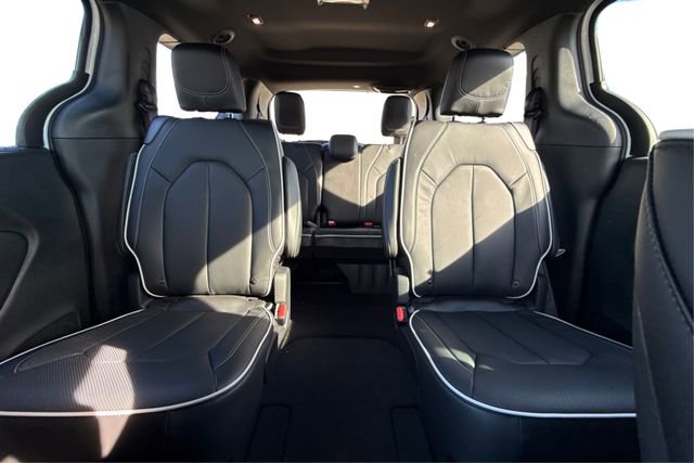 New 2026 Chrysler Pacifica Limited w/ Uconnect Theater Family Group image 14
