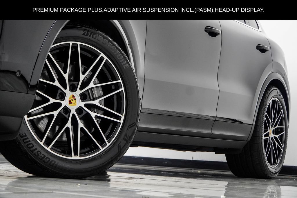 Used 2024 Porsche Cayenne AWD/4WD image 3