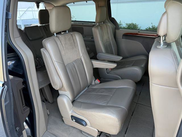Used 2015 Chrysler Town & Country Limited Platinum w/ Trailer Tow Group FWD image 24
