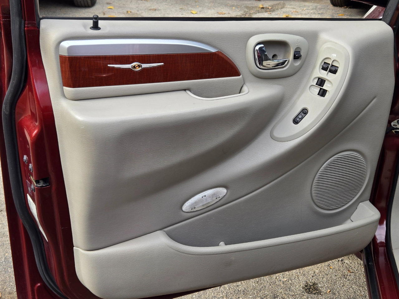 Used 2007 Chrysler Town & Country Limited image 13