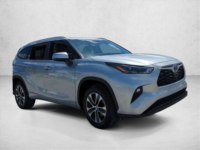 Used 2023 Toyota Highlander XLE FWD image 3