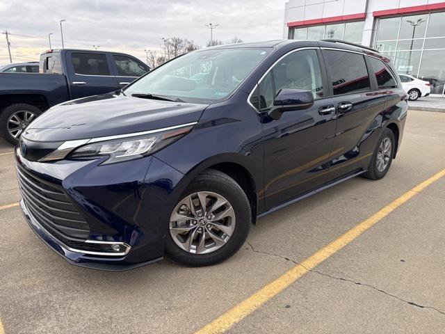 Certified 2023 Toyota Sienna XLE image 1