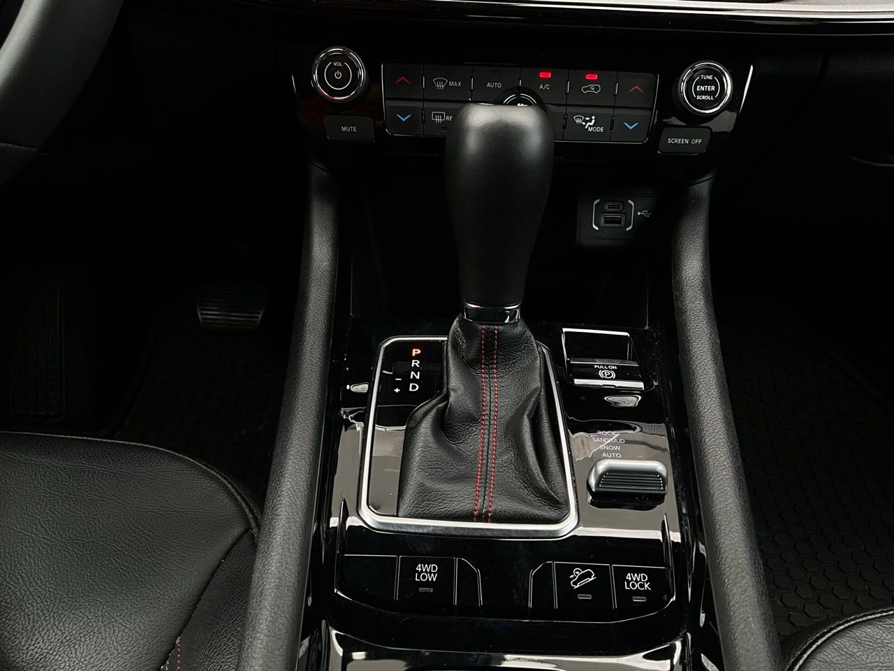 Used 2025 Jeep Compass Trailhawk w/ Trailer Tow Group image 24