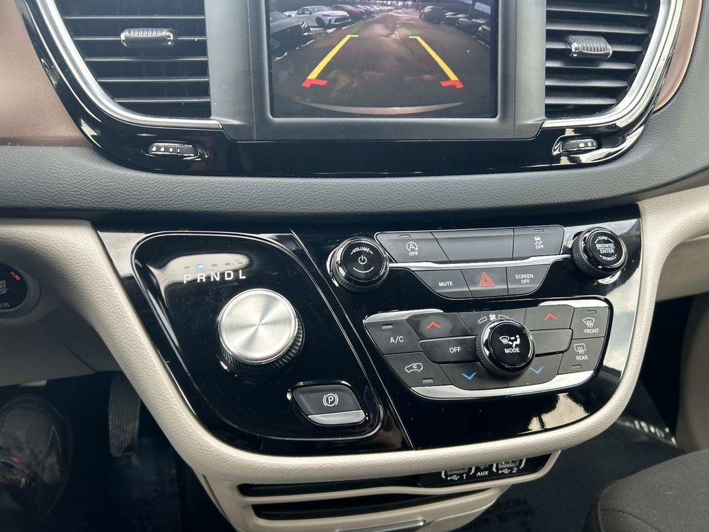 Used 2023 Chrysler Voyager LX image 29