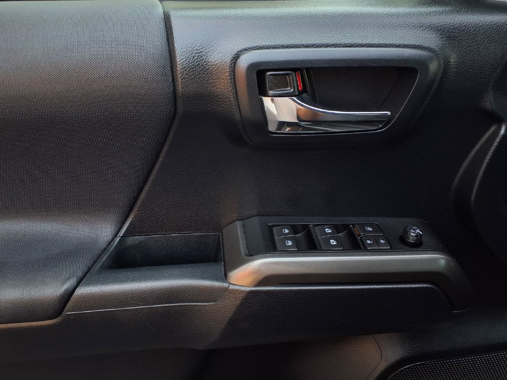Used 2019 Toyota Tacoma TRD Off-Road w/ Exterior Package AWD/4WD image 18