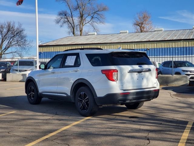 Used 2020 Ford Explorer XLT image 2