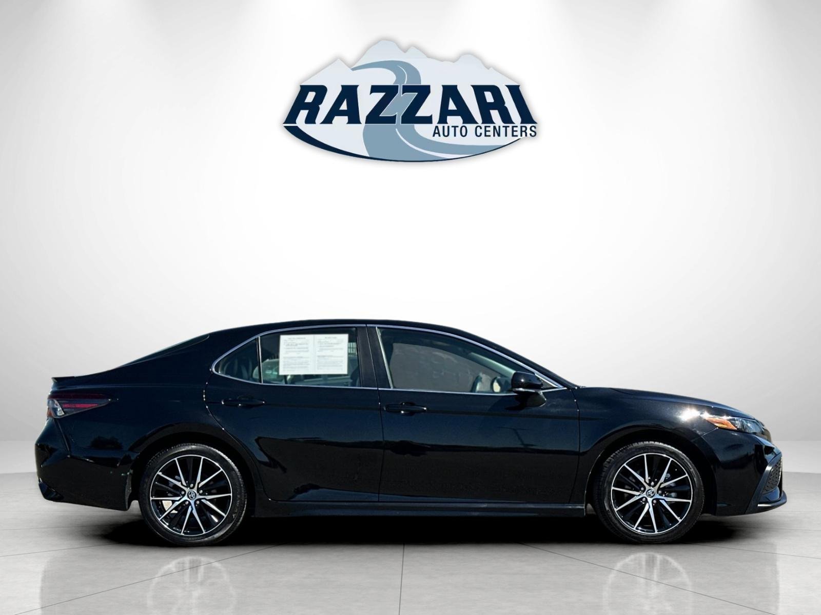 Used 2023 Toyota Camry SE image 2