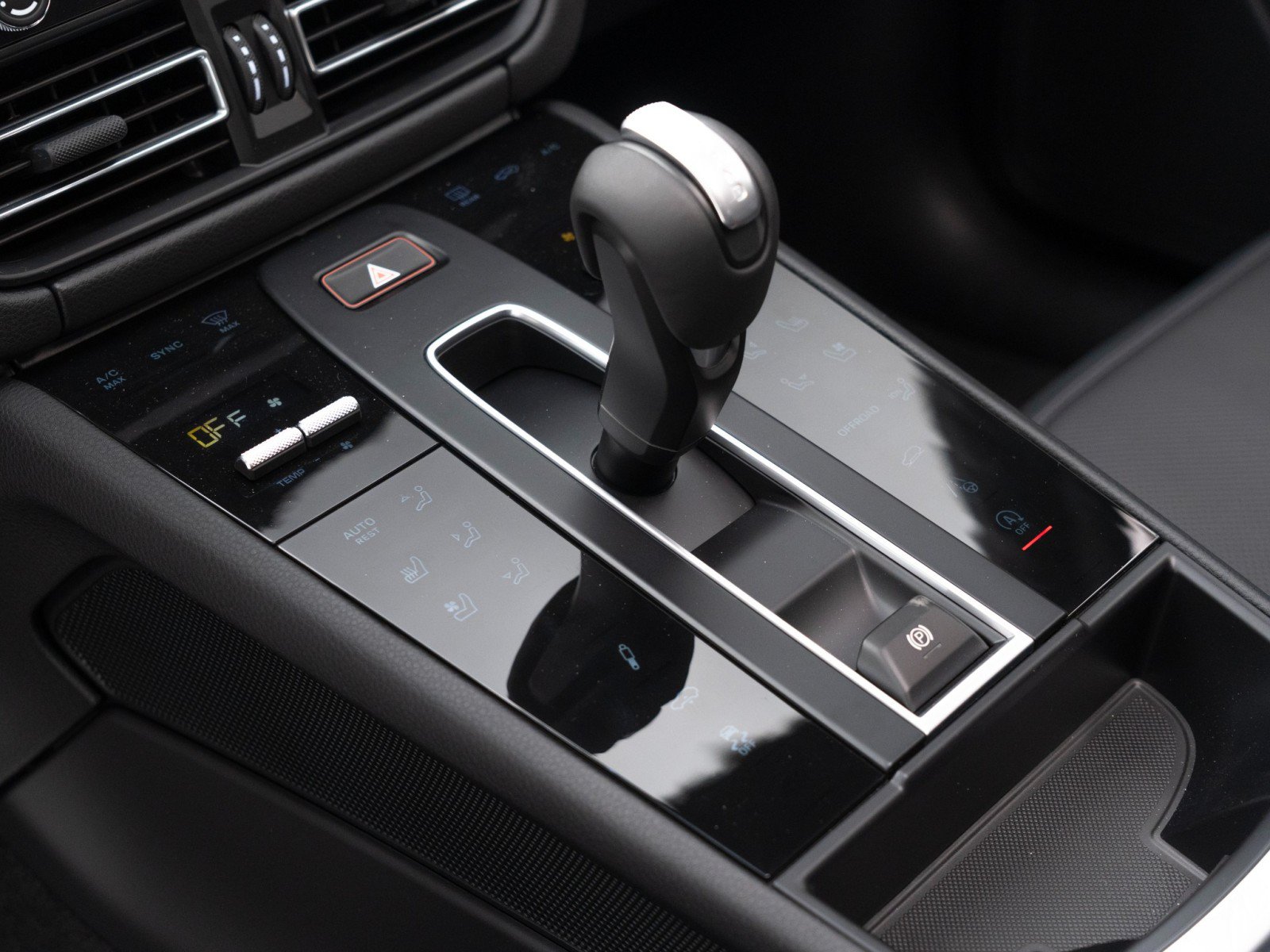 Certified 2026 Porsche Macan Turbo AWD/4WD image 26