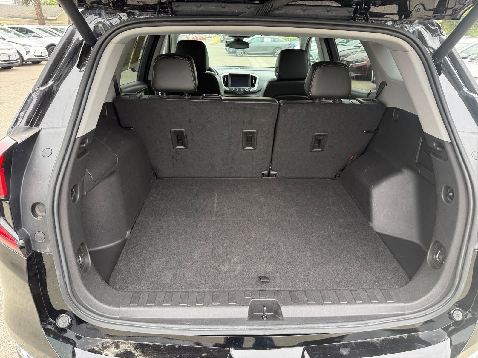 Used 2024 GMC Terrain SLT image 27