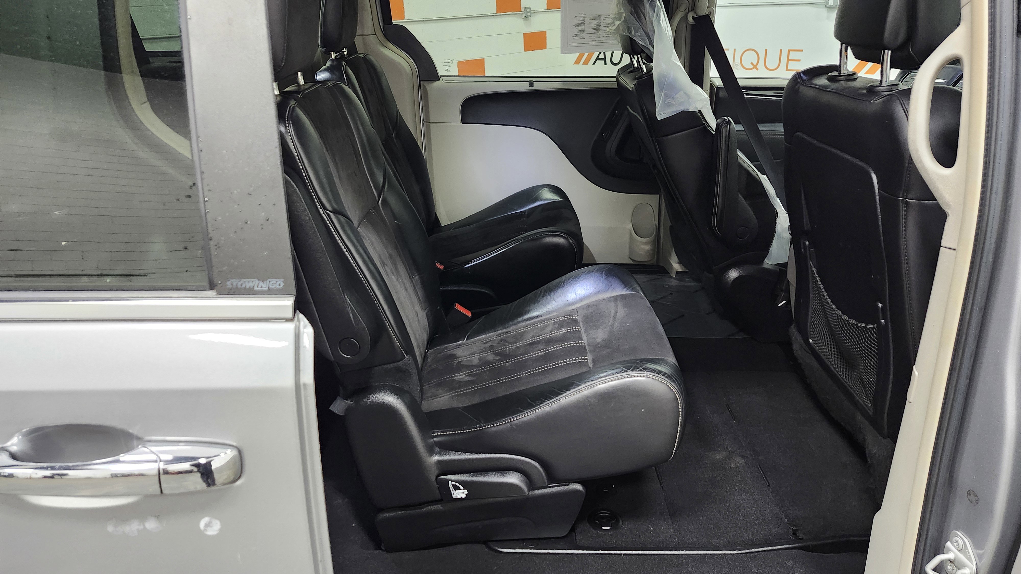 Used 2014 Chrysler Town & Country Touring-L image 20