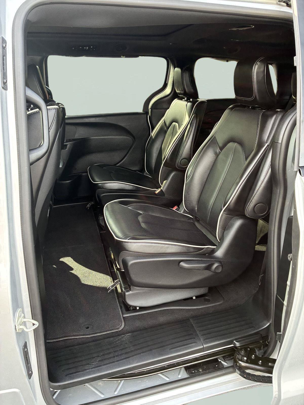 Used 2024 Chrysler Pacifica Premium FWD image 19