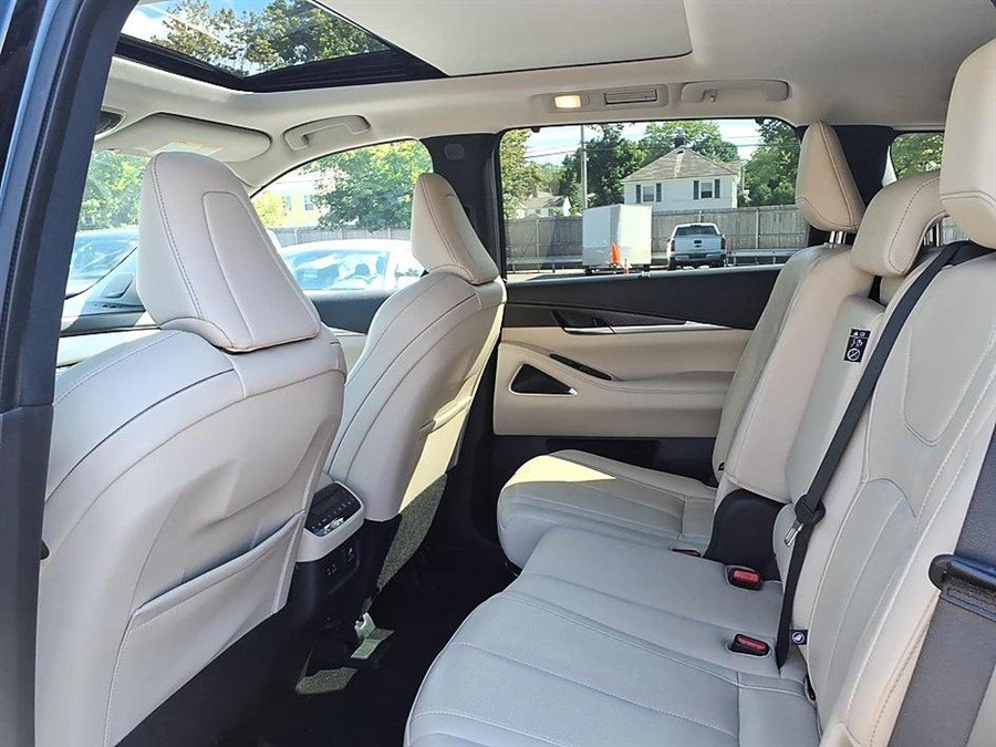 Used 2023 INFINITI QX60 Sensory w/ Vision Package AWD/4WD image 12