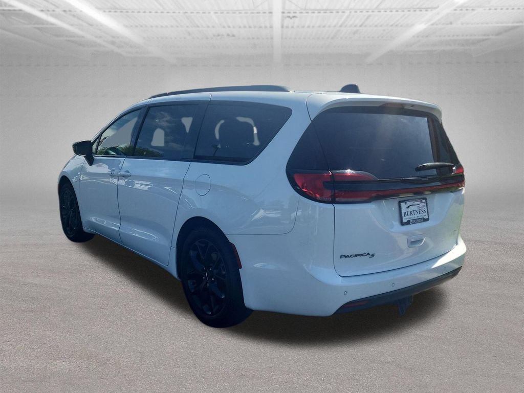 Used 2023 Chrysler Pacifica Touring-L w/ S Appearance Package FWD image 4