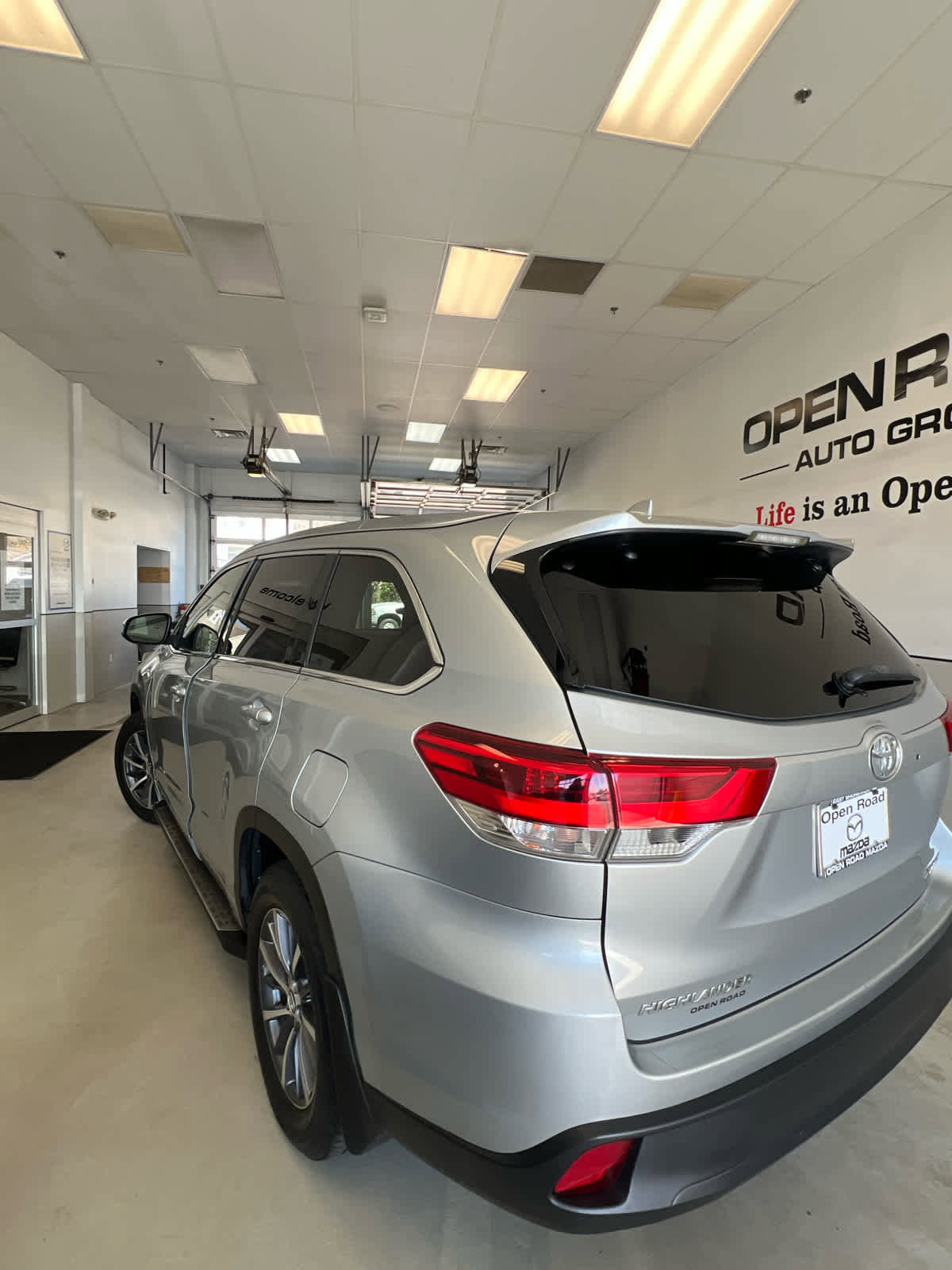 Used 2017 Toyota Highlander XLE AWD/4WD image 2