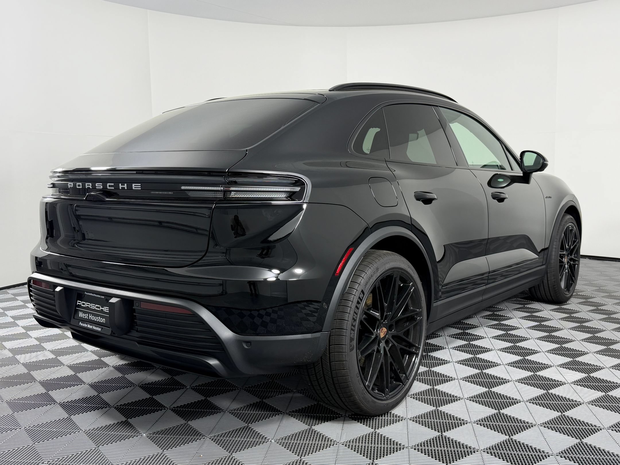 Certified 2026 Porsche Macan Electric RWD image 9