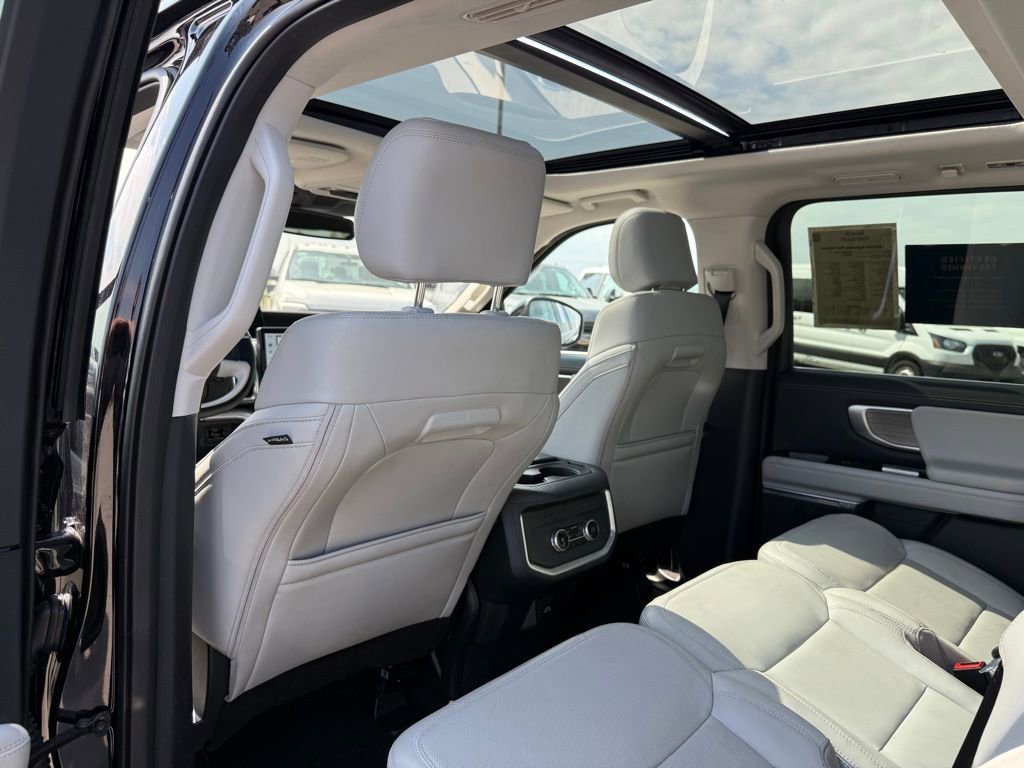 Used 2025 Ford Expedition Max Platinum image 11