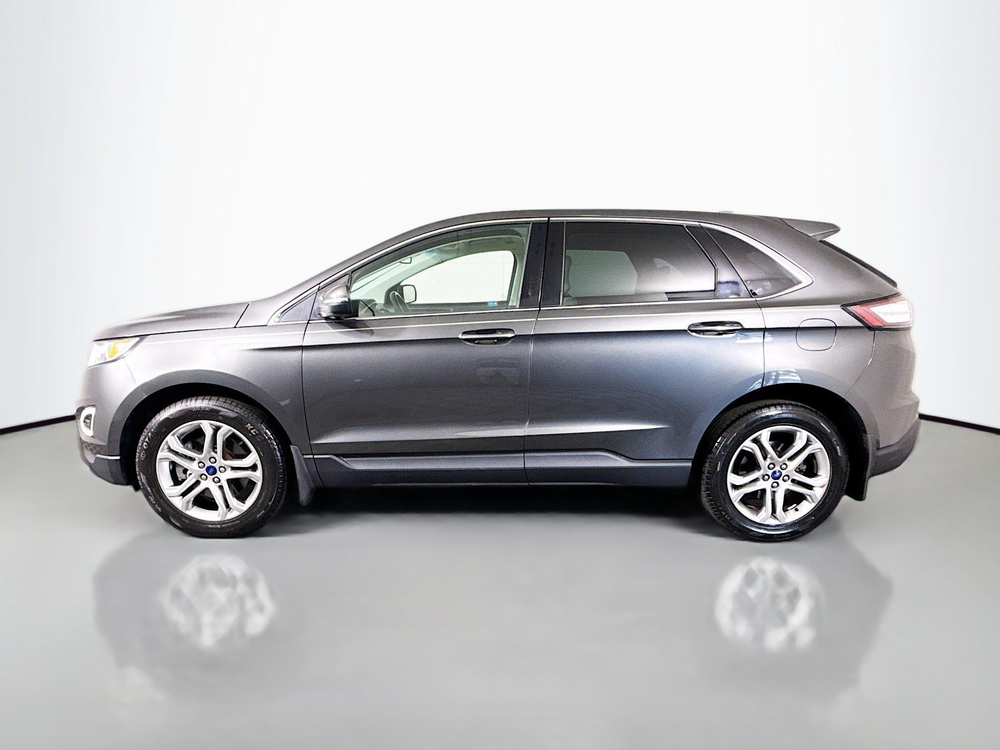 Used 2017 Ford Edge Titanium w/ Technology Package FWD image 6