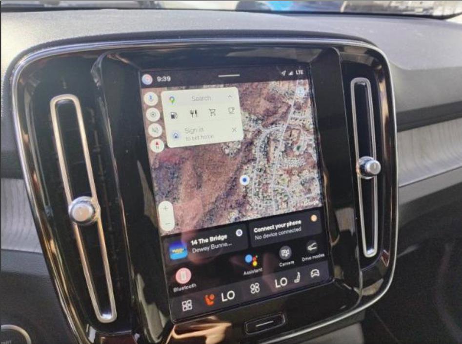 Used 2025 Volvo XC40 B5 Core image 22