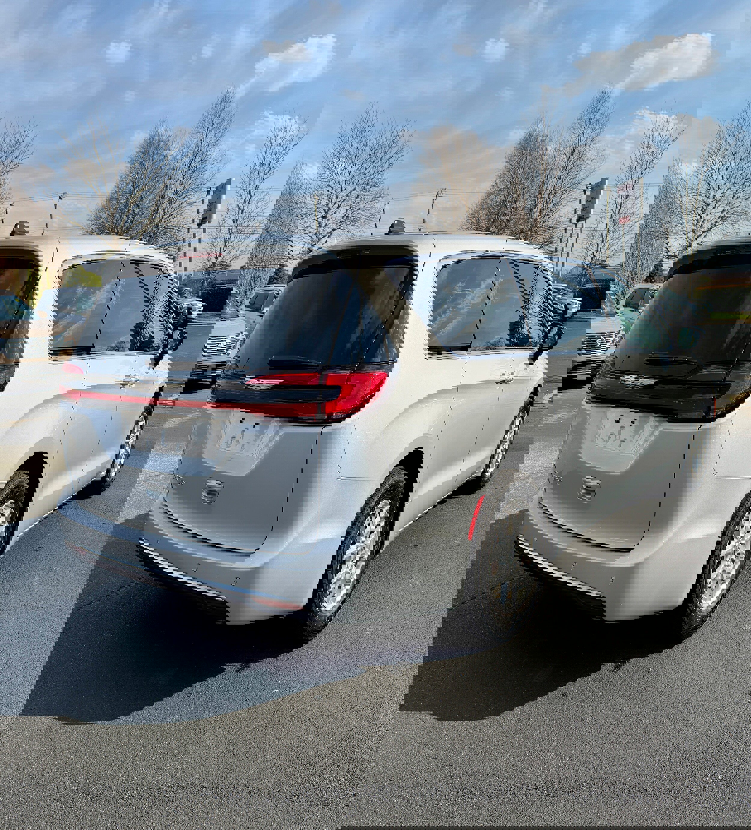 Used 2024 Chrysler Pacifica Touring-L image 4