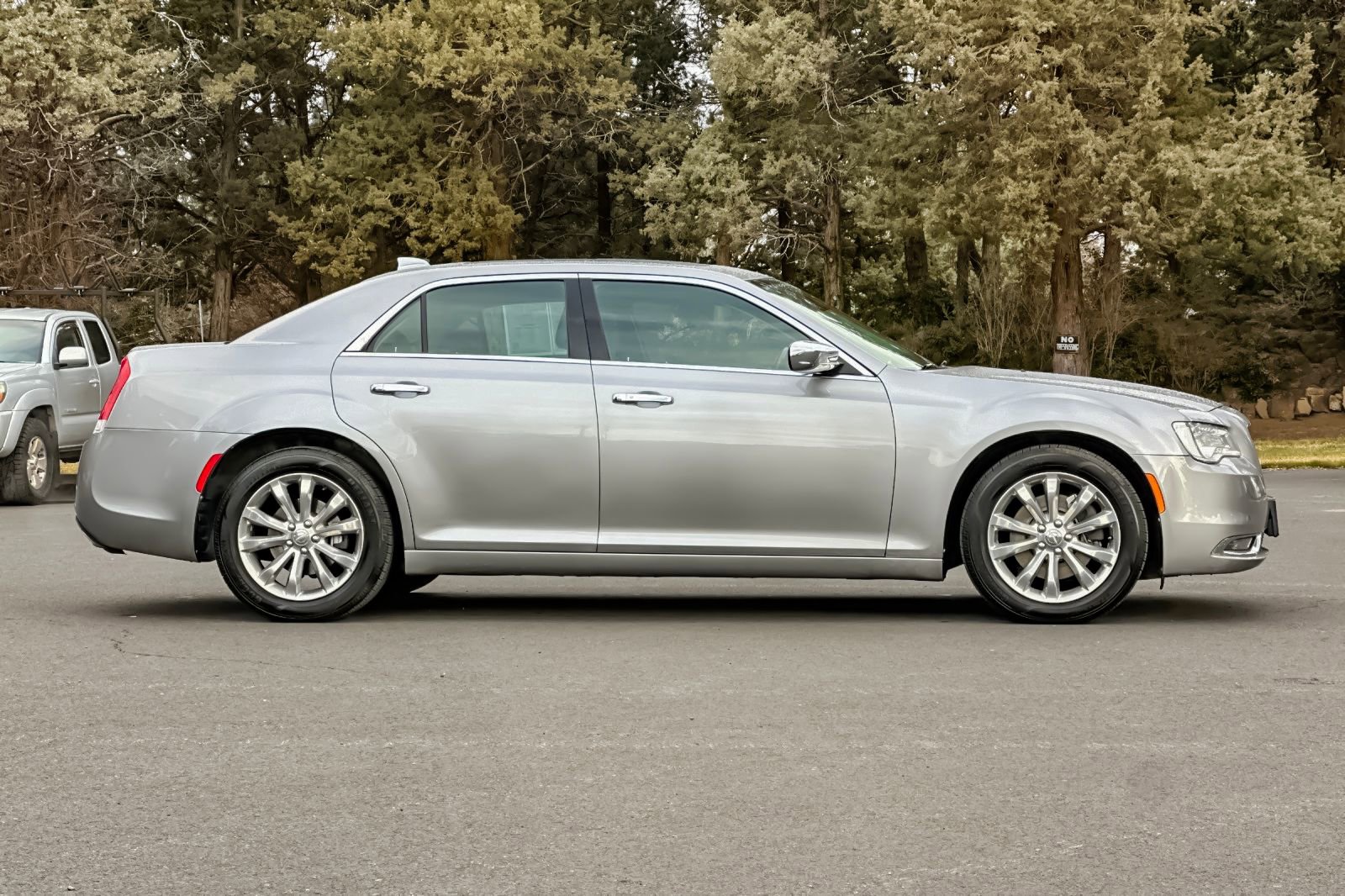 Used 2018 Chrysler 300 Limited image 3