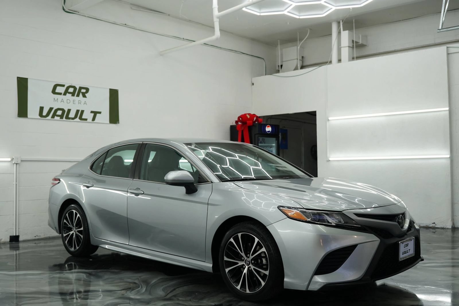 Used 2020 Toyota Camry SE FWD image 4