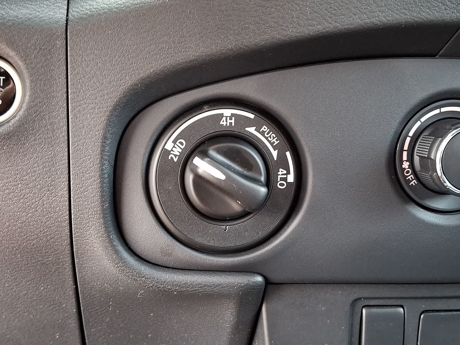 Used 2024 Nissan Frontier SV AWD/4WD image 25