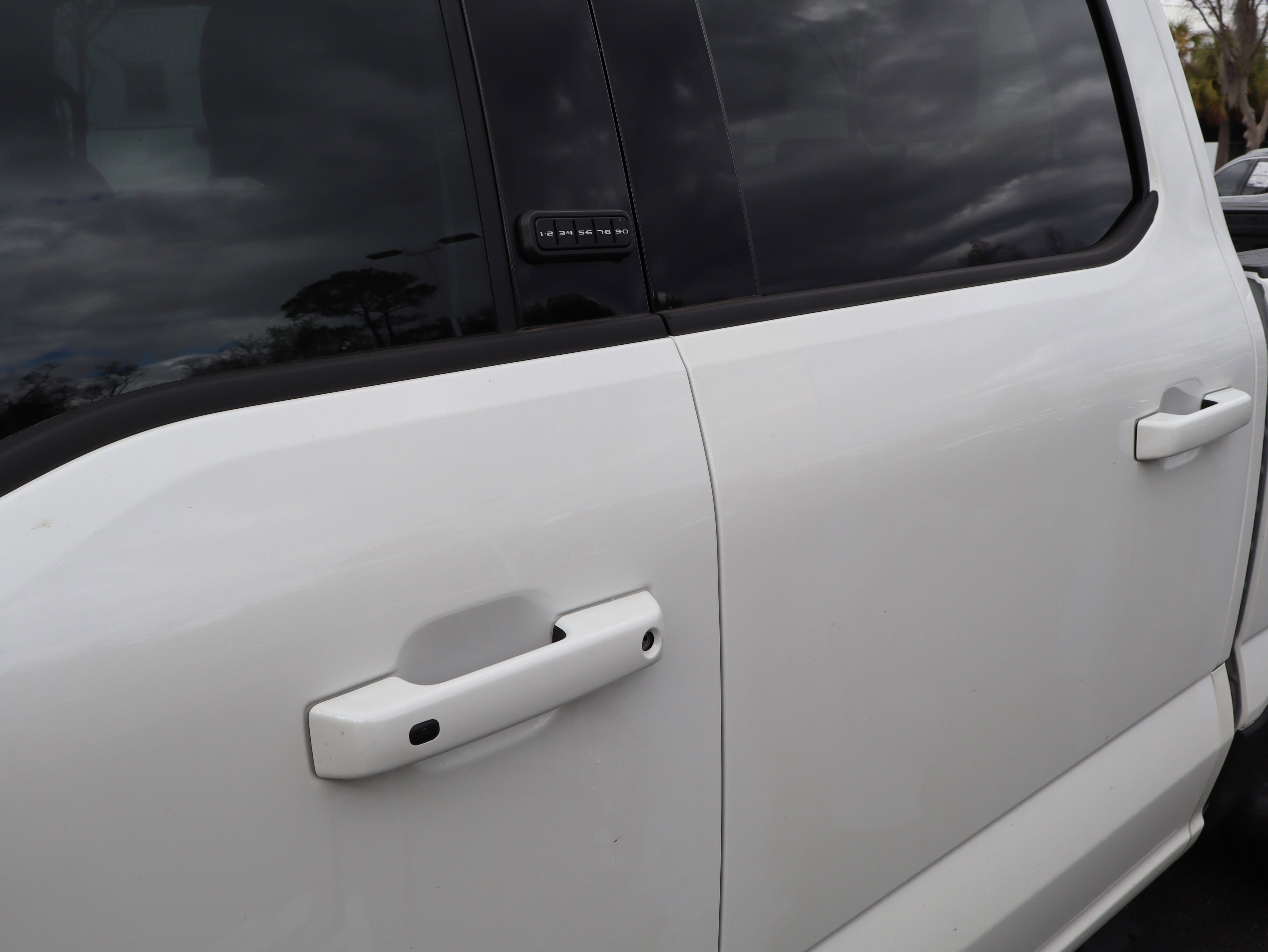 Used 2025 Ford F350 Lariat w/ Black Appearance Package image 15