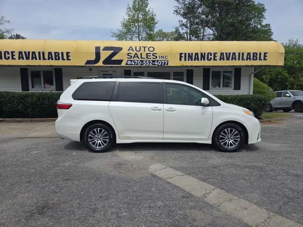 Used 2018 Toyota Sienna XLE w/ XLE Navigation Package image 4