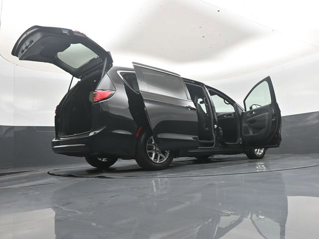 Used 2025 Chrysler Pacifica Select image 52
