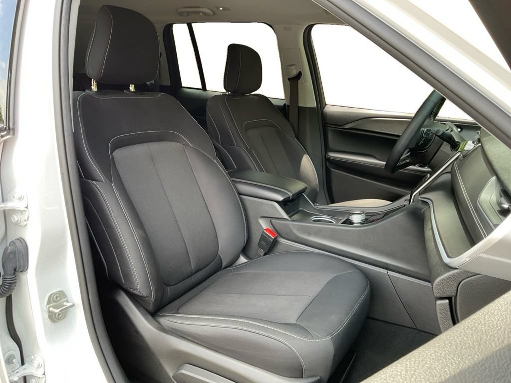 Used 2023 Jeep Grand Cherokee Laredo AWD/4WD image 24