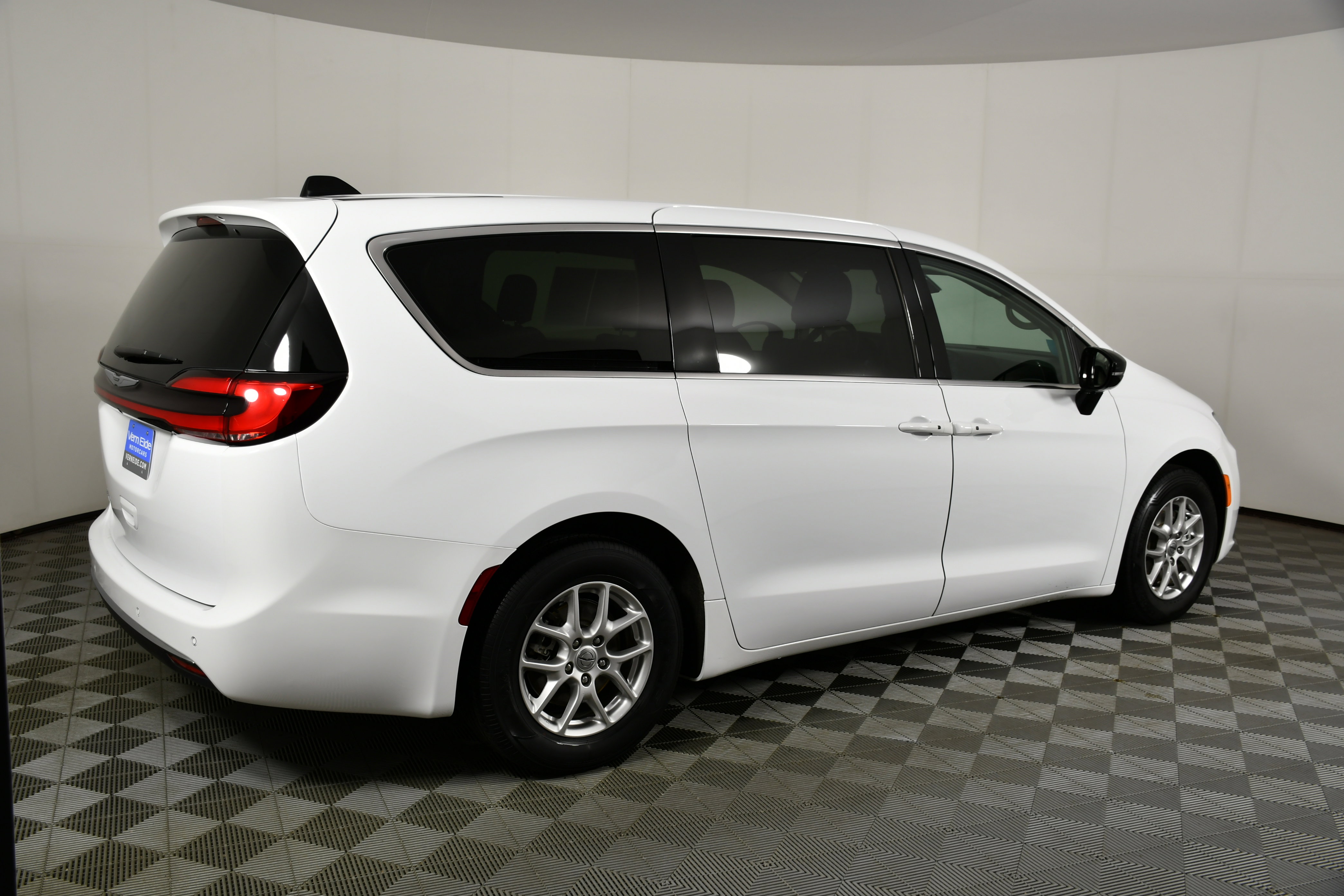 Used 2024 Chrysler Pacifica Touring-L image 6