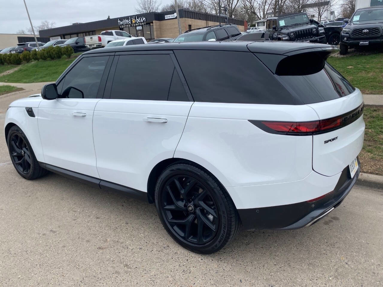 Used 2024 Land Rover Range Rover Sport SE image 3