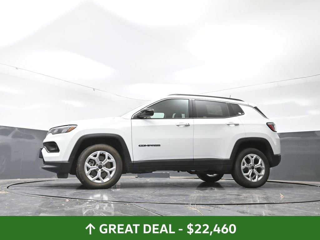 Used 2025 Jeep Compass Latitude image 30